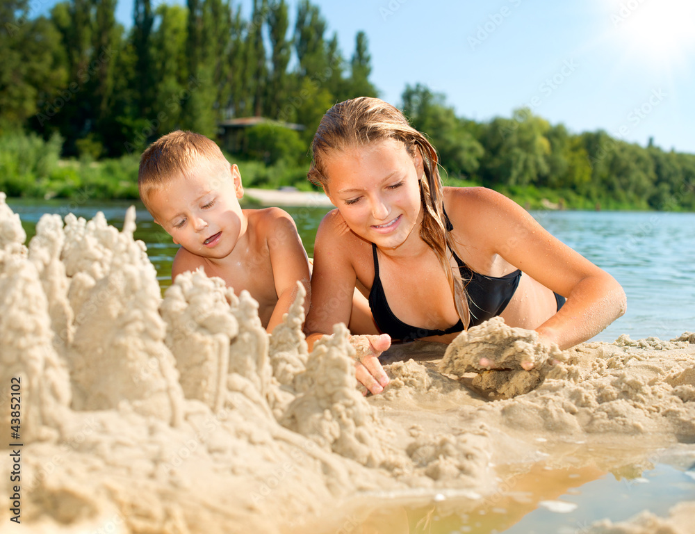 快乐的孩子们在夏天的海滩上玩得很开心。河流