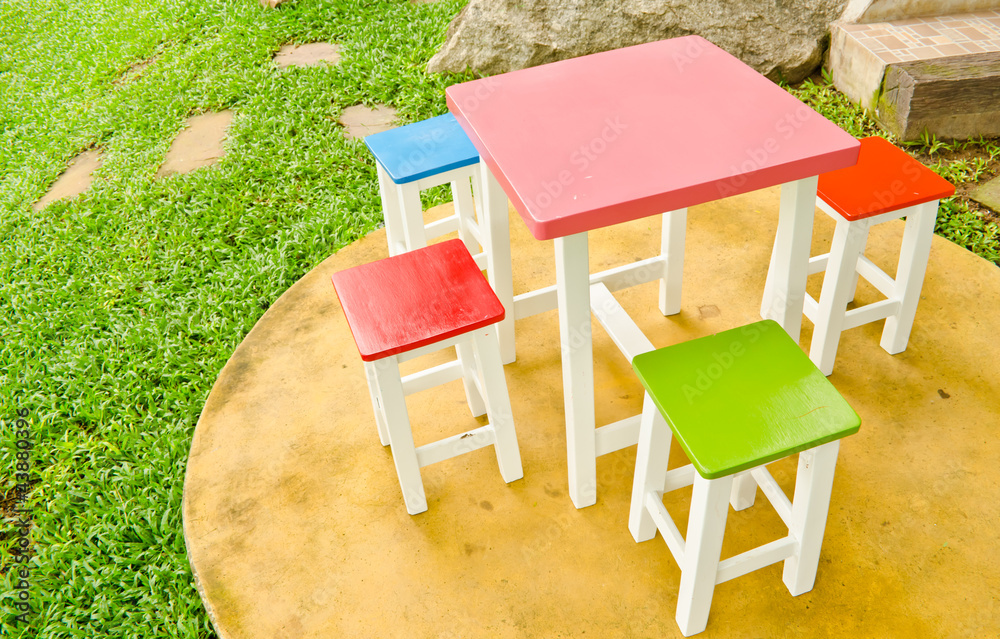 花园里五颜六色的椅子和桌子