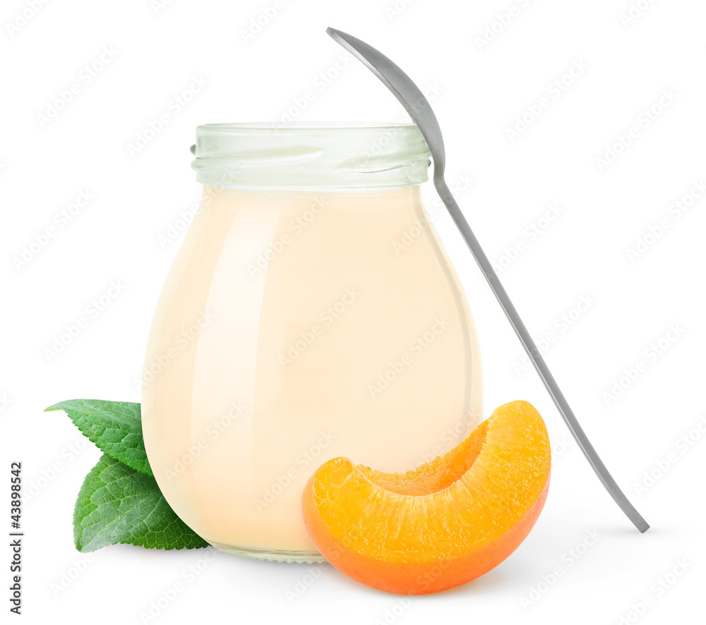 隔离水果酸奶。用勺子打开一罐新鲜的桃或杏酸奶，将其隔离在白背上