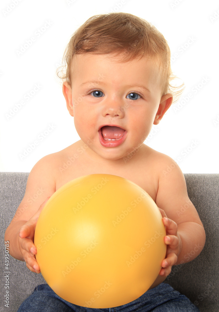 男婴和球。