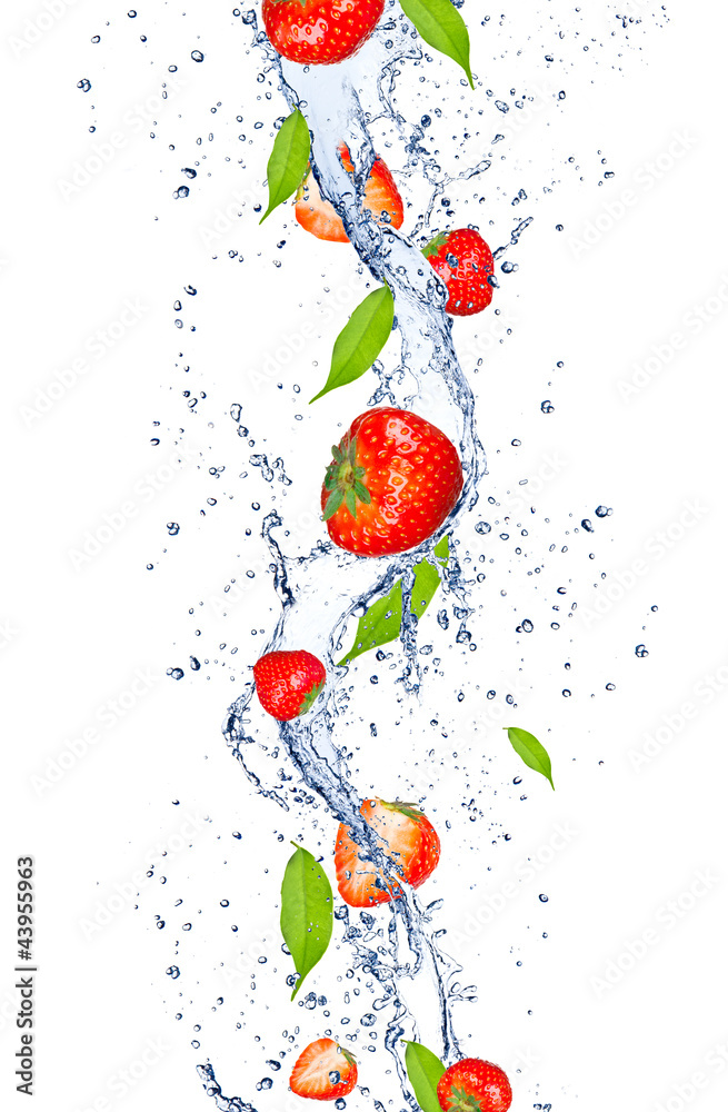 新鲜草莓落入水中飞溅