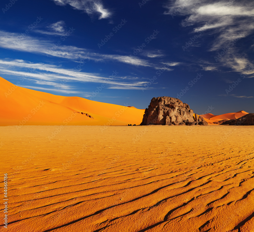 阿尔及利亚撒哈拉沙漠的沙丘和岩石