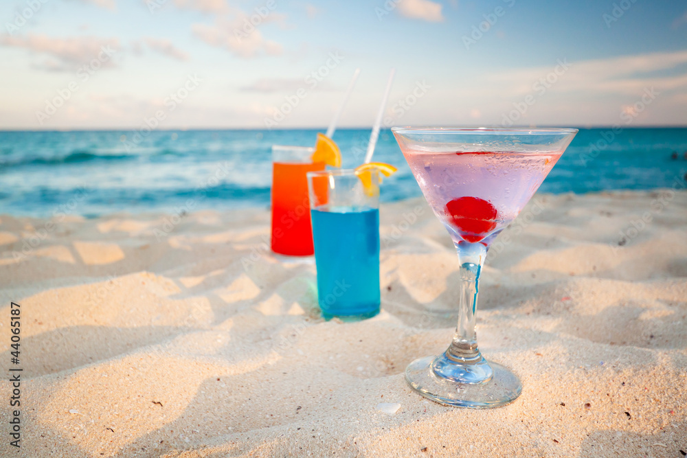 墨西哥加勒比海海滩上的热带饮料