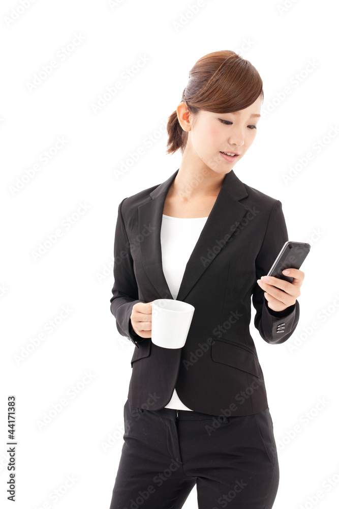 一位使用智能手机的年轻女商人