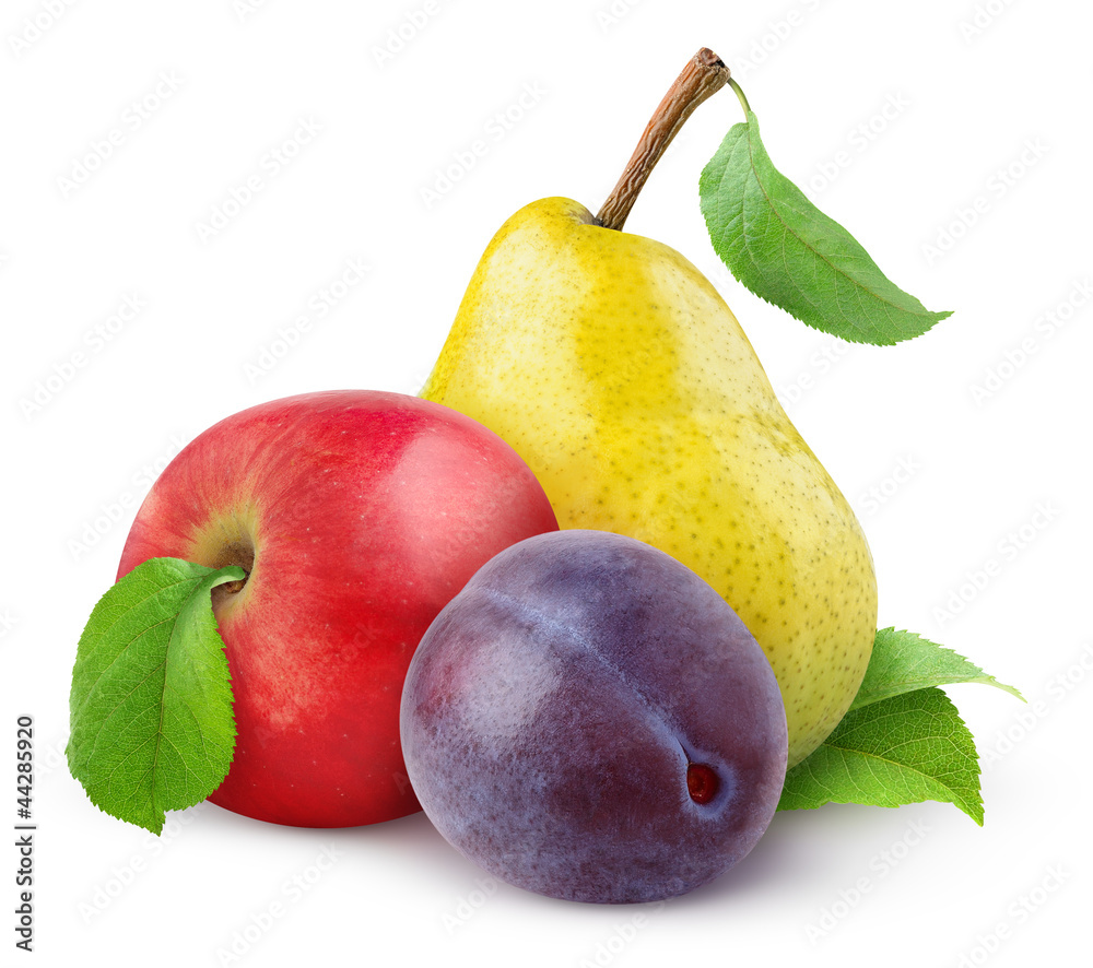 分离的水果。白底分离的红苹果、黄梨和蓝李子
