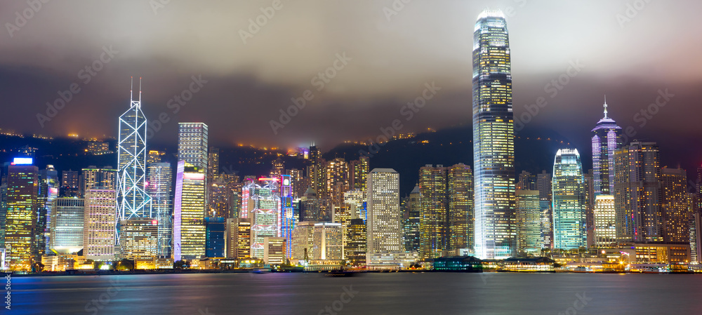 维多利亚港薄雾中的香港天际线