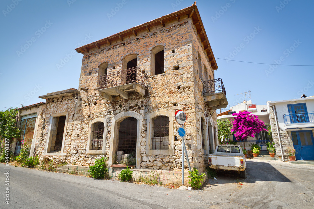 克里特岛Lasithi高原小镇上的经典希腊房屋