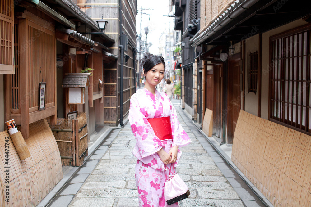 走在街上的日本和服女人
