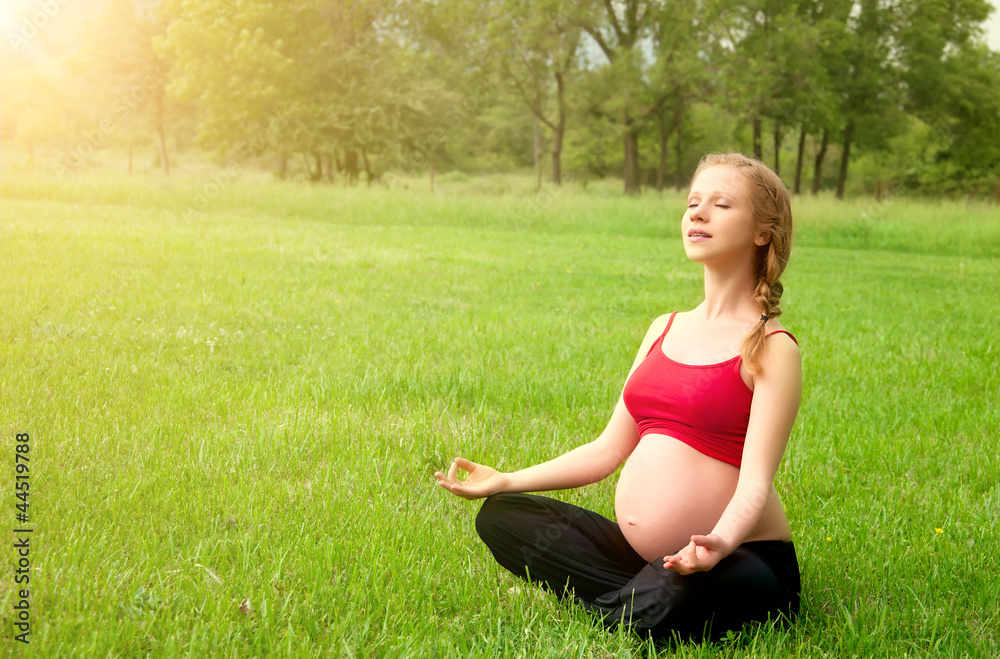 孕妇在大自然中冥想，练习瑜伽