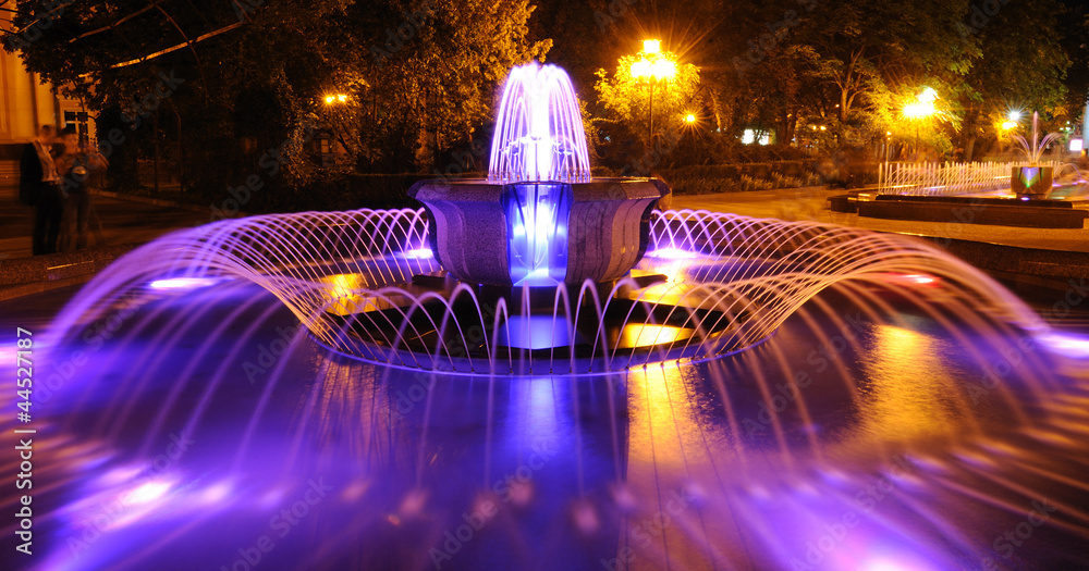 夜间彩色喷泉