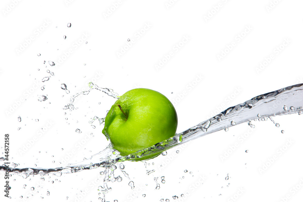 新鲜苹果泼水，白底隔离