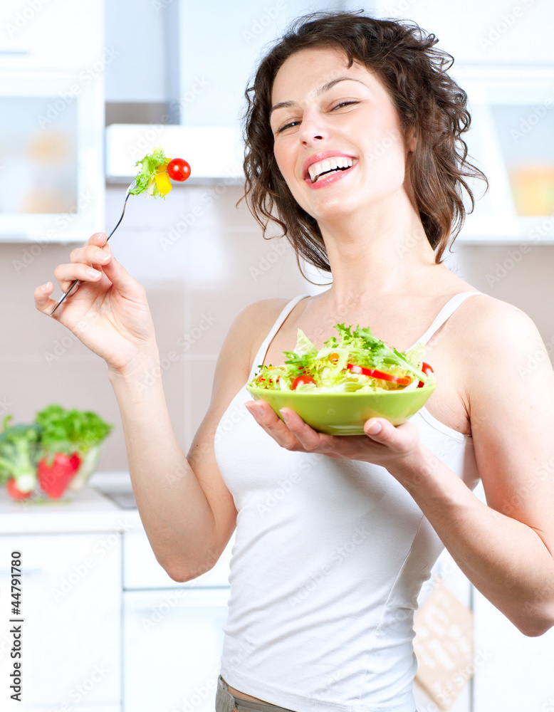 饮食。健康的年轻女性吃蔬菜沙拉