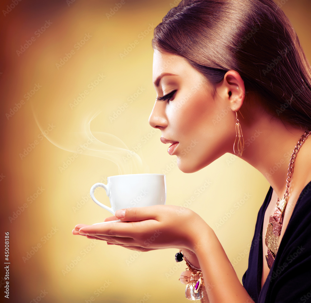 咖啡。美丽的女孩在喝茶或喝咖啡