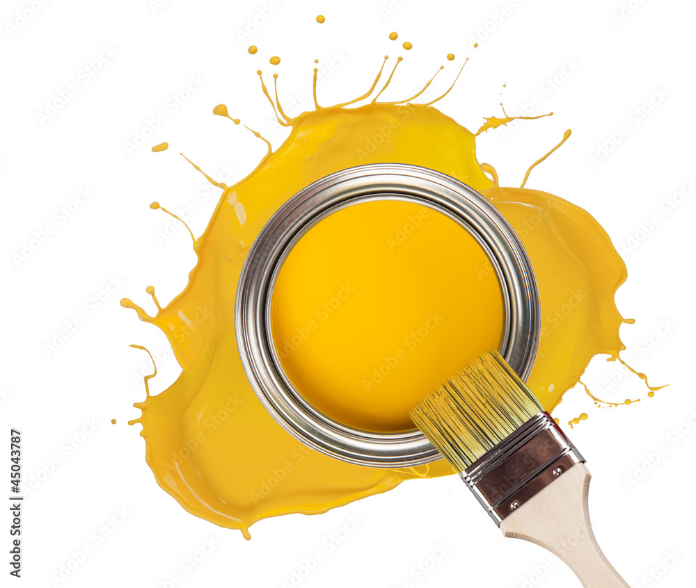 黄色油漆从罐子里溅出来，隔离在白色背景上