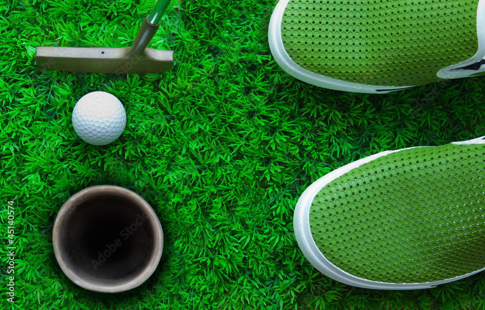 高尔夫球和绿草地