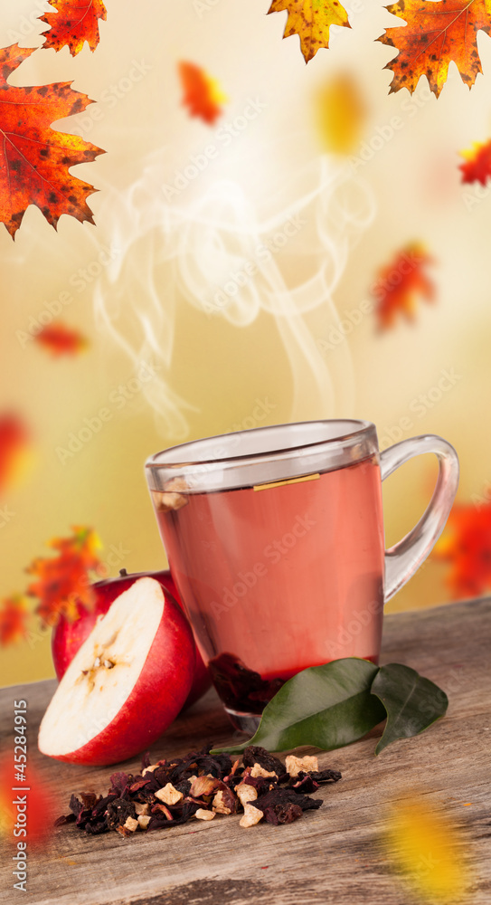 秋天的一杯有落叶概念的茶