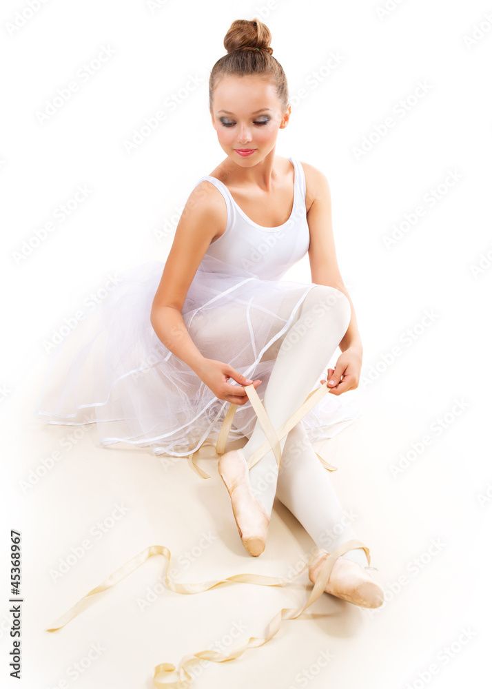 芭蕾舞演员。穿着尖头的漂亮芭蕾舞演员。芭蕾舞鞋