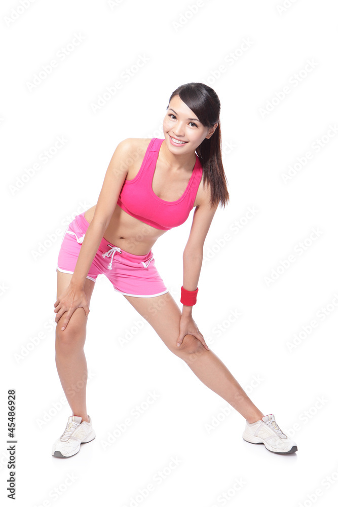 运动女性热身和触腿