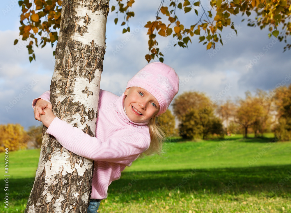 可爱的小女孩拥抱树