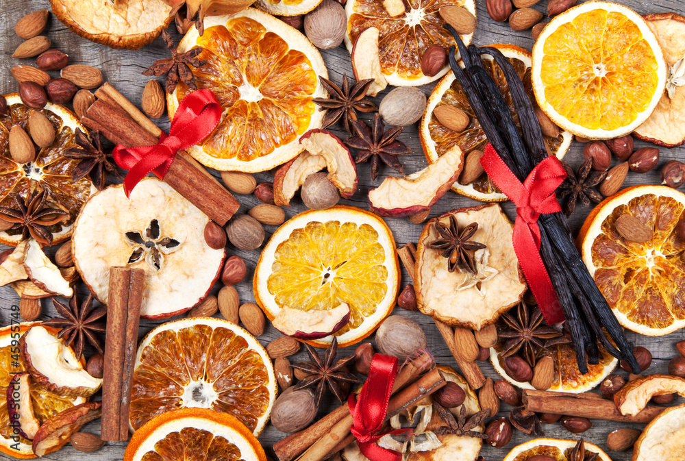 圣诞香料配干橙子和苹果片