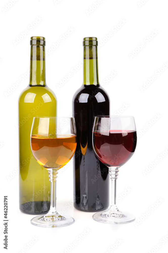 酒杯和一瓶葡萄酒