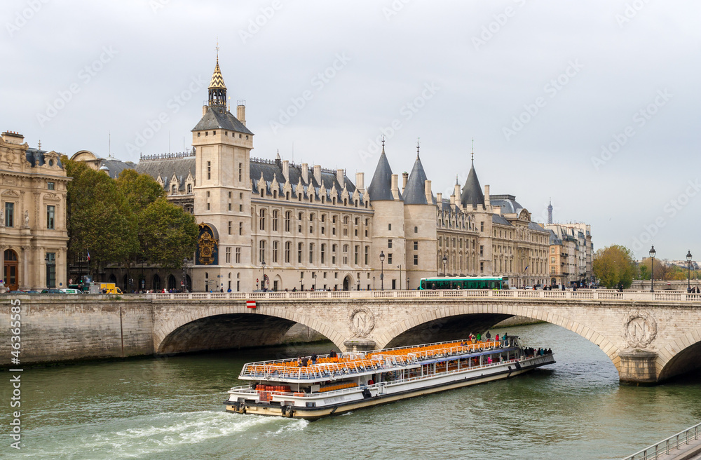 法国巴黎的礼宾、变革桥和游览船