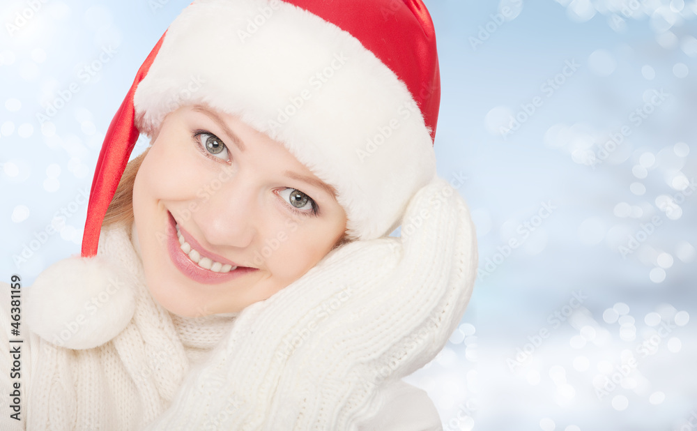 戴着圣诞帽和手套的美丽快乐的年轻女人