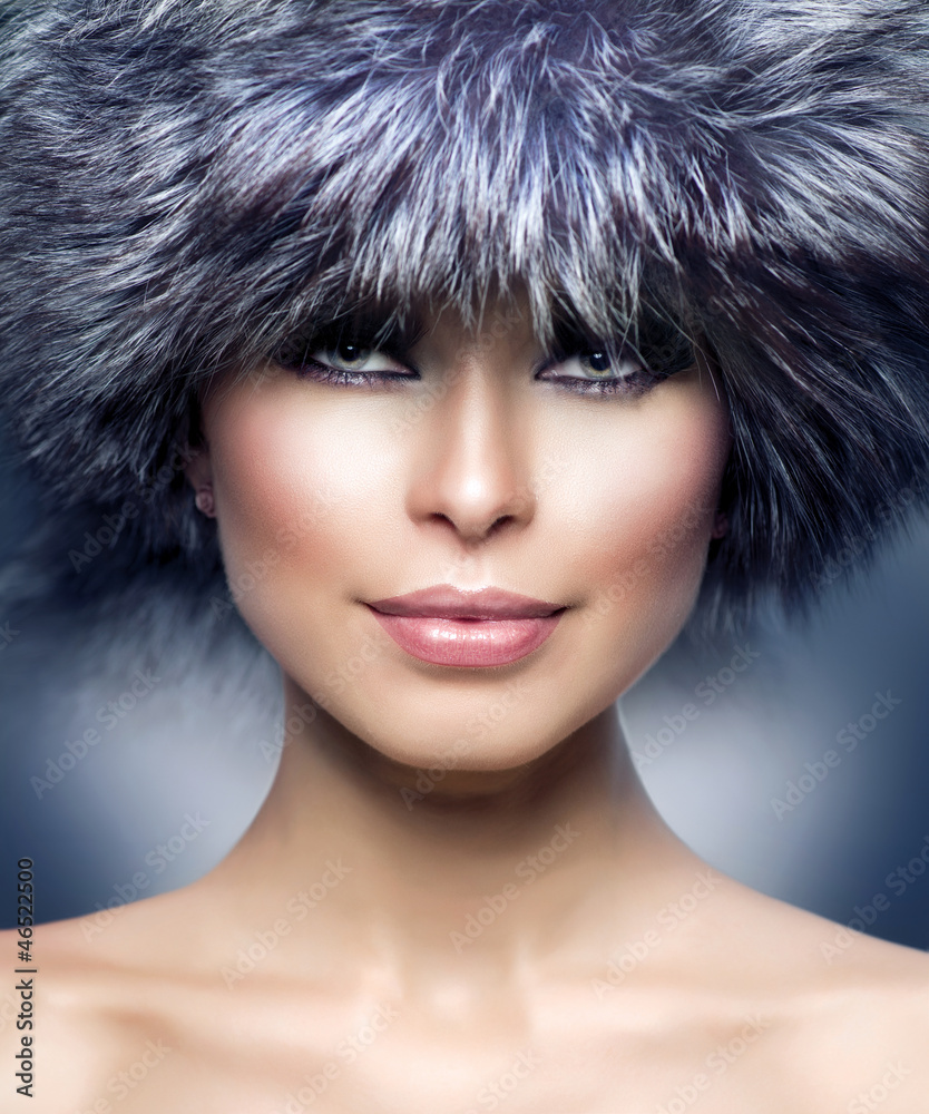 时尚。戴毛皮帽子的漂亮女孩。冬季女人