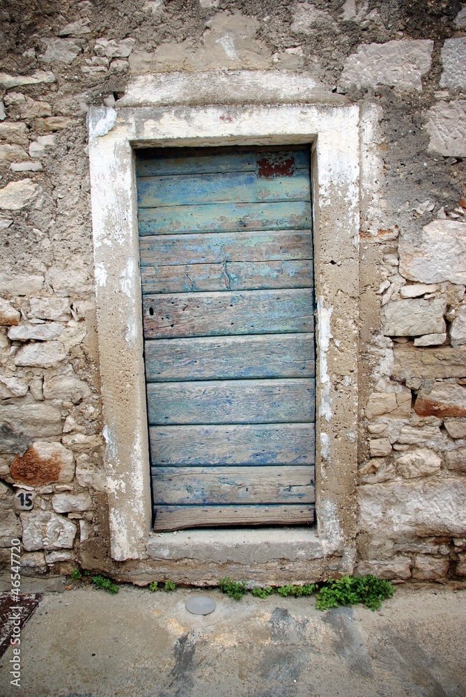 旧石头房子里的蓝色门