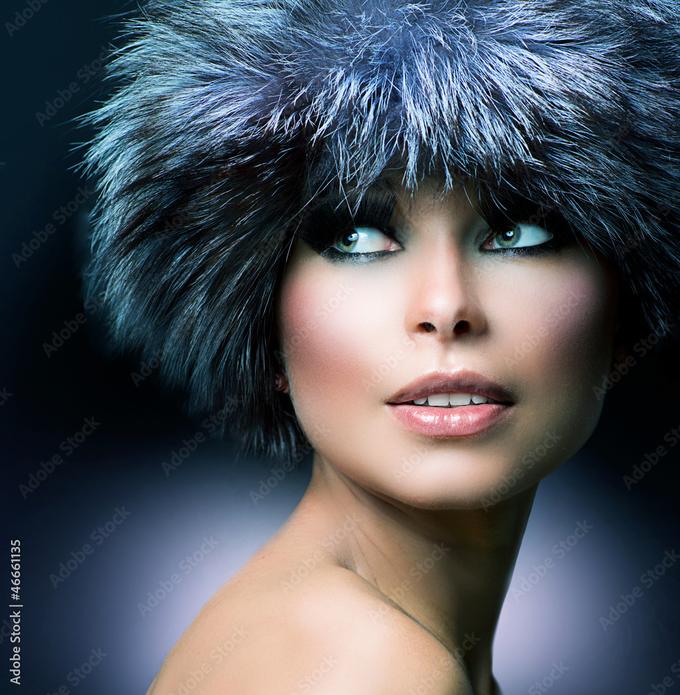 冬季时尚。毛皮帽子。戴毛皮帽子的漂亮女孩