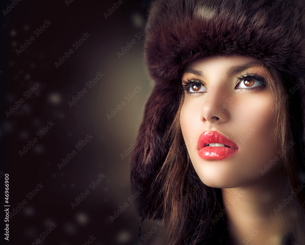 戴毛皮帽子的年轻漂亮女人。冬季风格