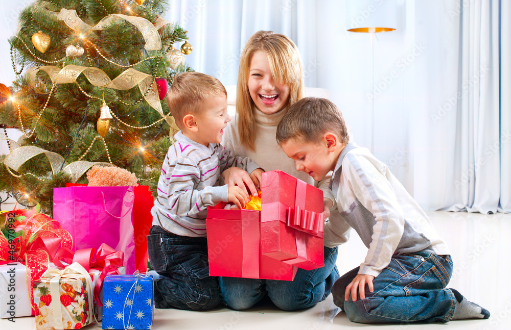 带着圣诞礼物快乐的孩子们