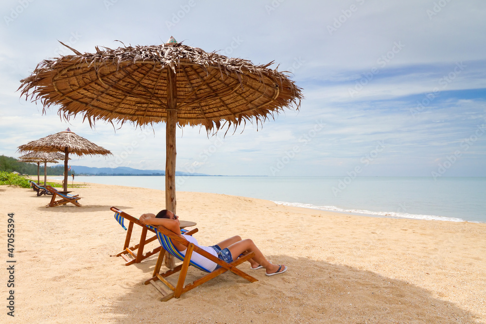 女人在安达曼海的遮阳伞下享受假期