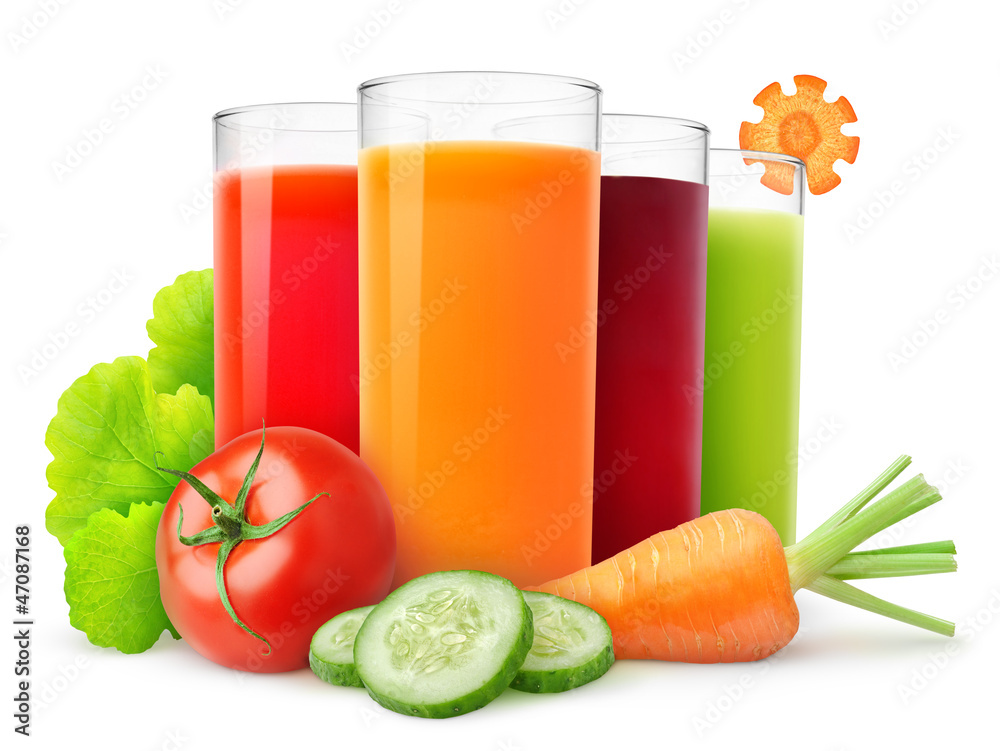隔离饮料。一杯蔬菜汁和切好的蔬菜（番茄、胡萝卜、黄瓜）隔离