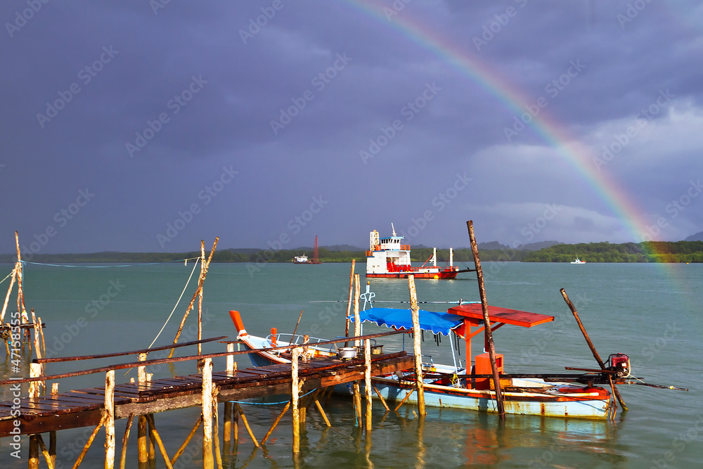泰国Koh Kho Khao河上的彩虹和船