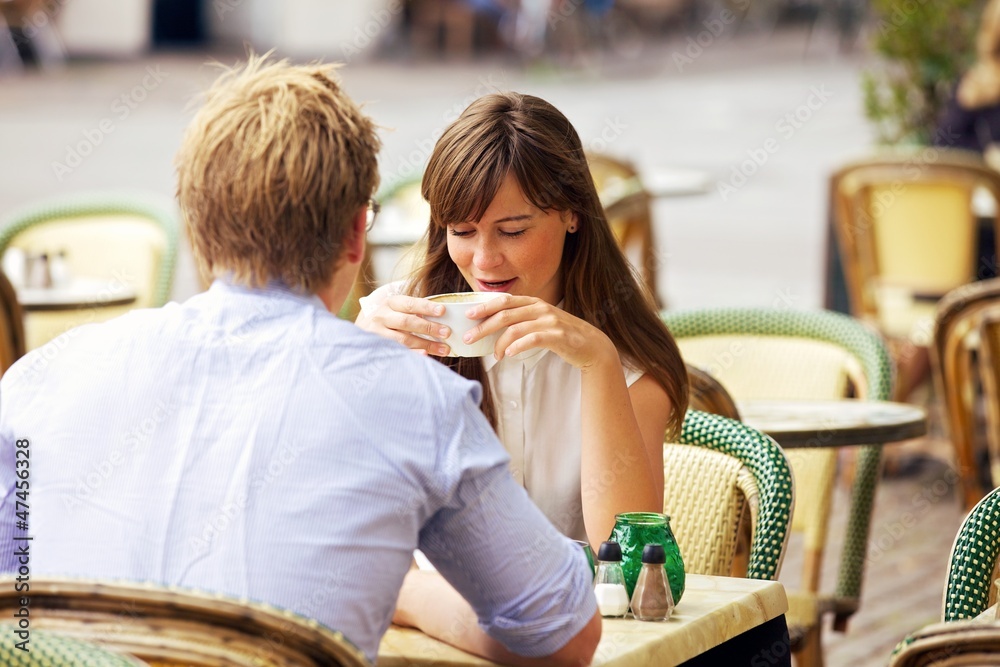 在巴黎街头咖啡馆约会情侣