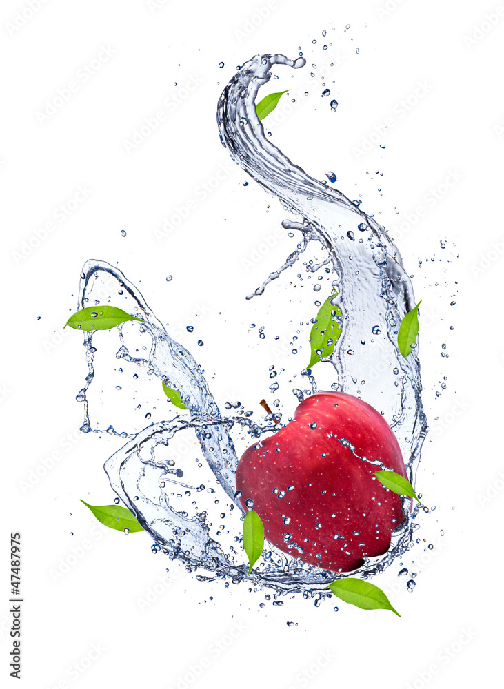 红色苹果在水中飞溅，在白色背景上隔离