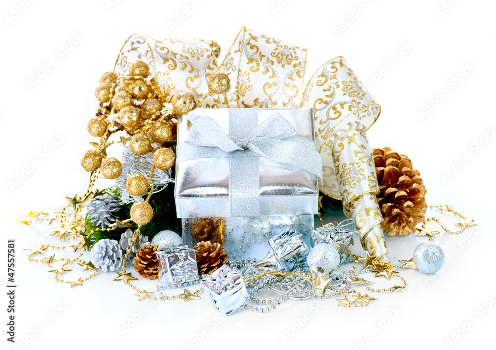 白色背景隔离的圣诞礼盒和装饰品
