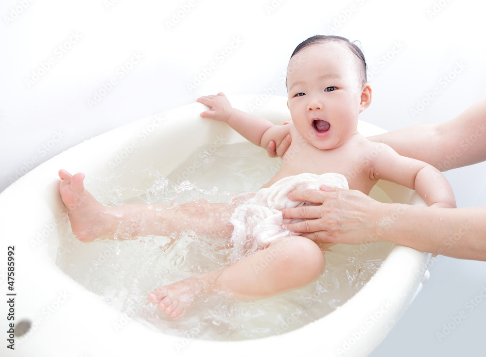 婴儿洗澡的滑稽表情