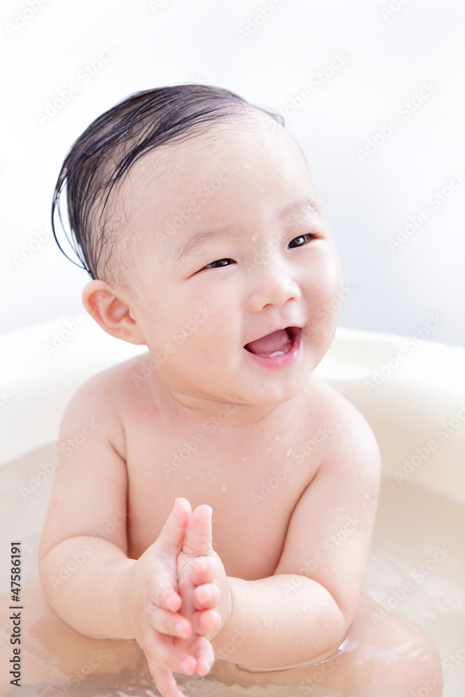 可爱的女婴在洗澡