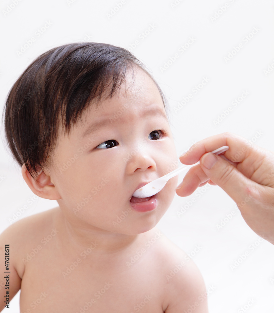 用勺子喂养小婴儿