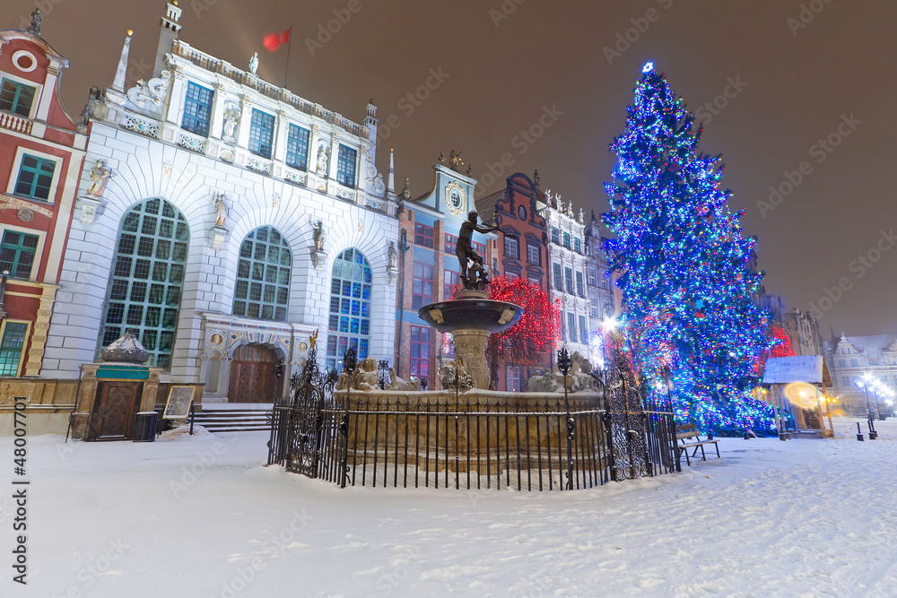 波兰格但斯克老城的冬季风景与圣诞树
