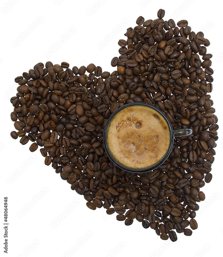 白底卡布奇诺和咖啡豆
