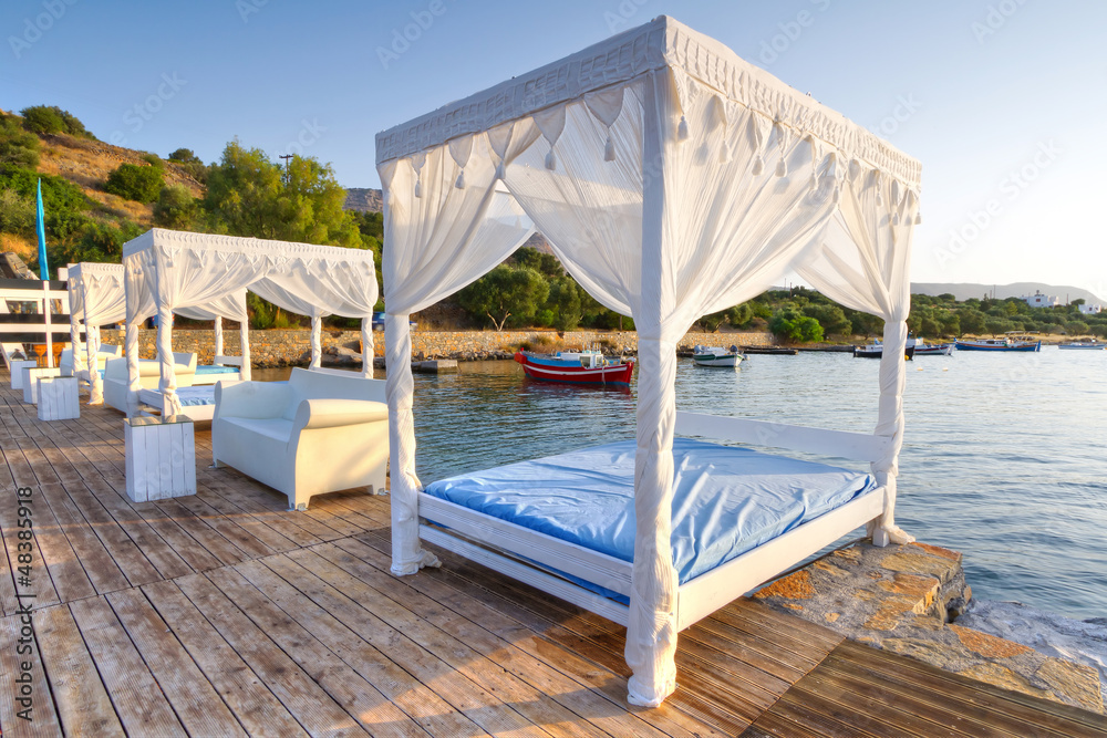 希腊克里特岛公共海滩上的白色豪华床