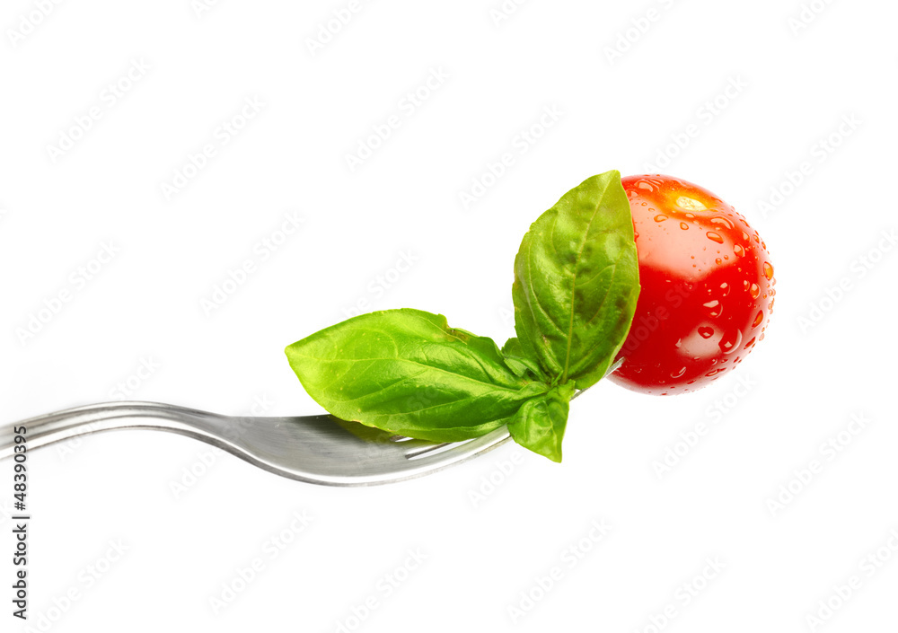 新鲜番茄和罗勒叉子