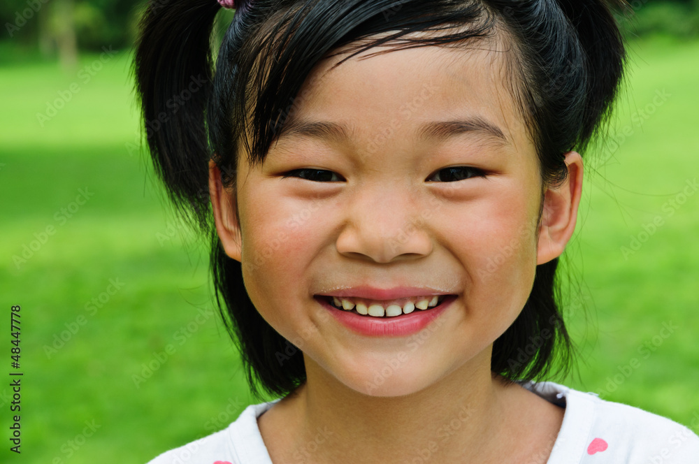 亚洲女孩开心的微笑