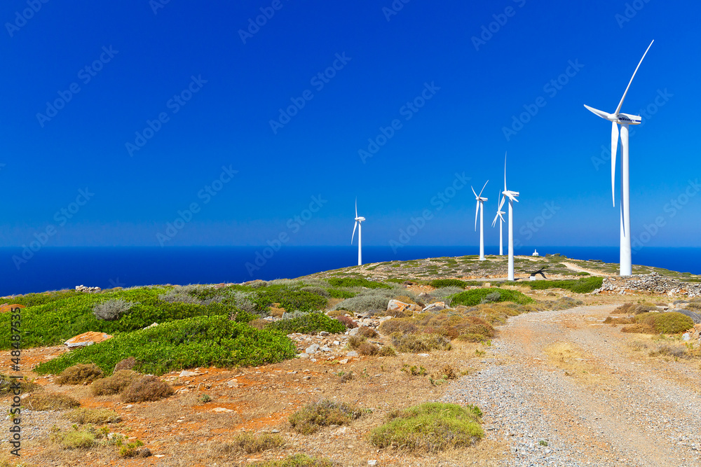 希腊克里特岛蓝天上的风力涡轮机场