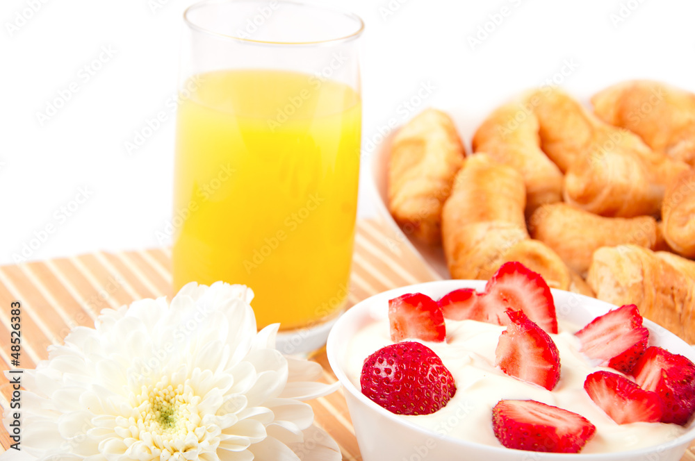 早餐：羊角面包、奶油草莓、橙汁
