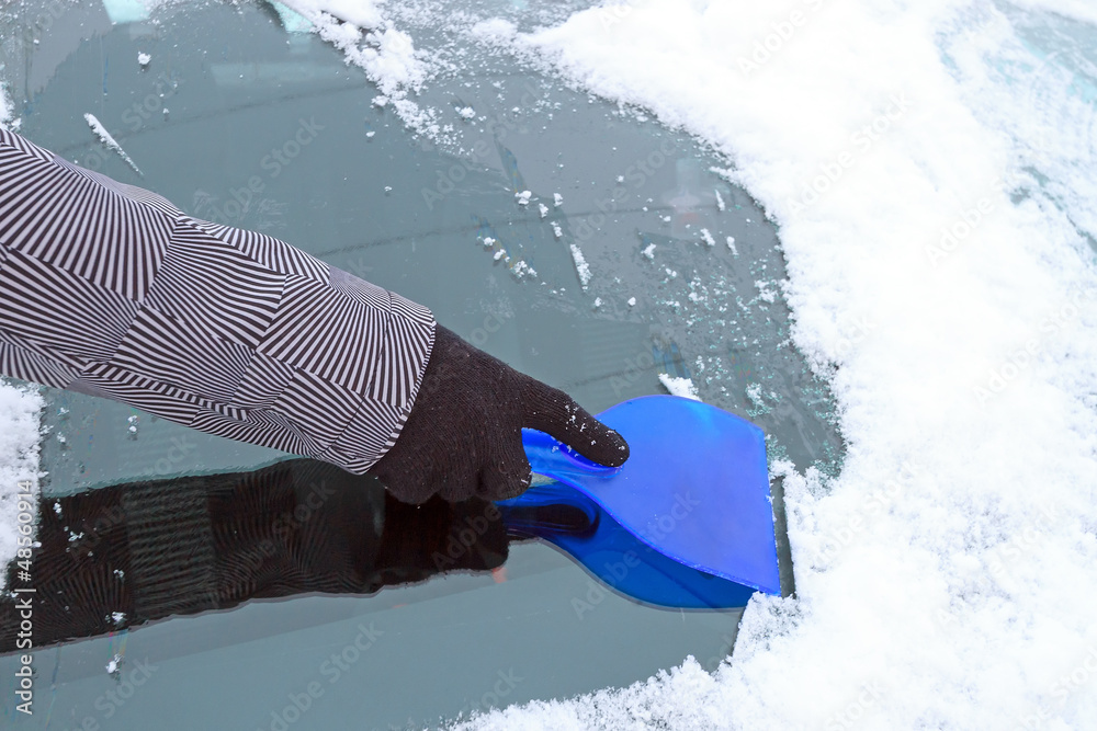 冬天用手刮车窗上的冰