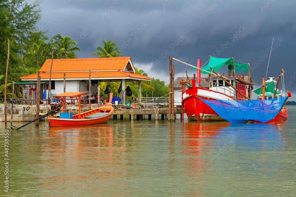泰国Koh Kho Khao河边的渔船
